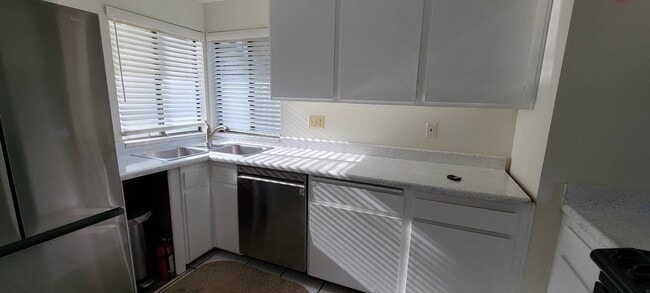 Building Photo - 2 Bedroom Townhouse with Canyon views from two levels