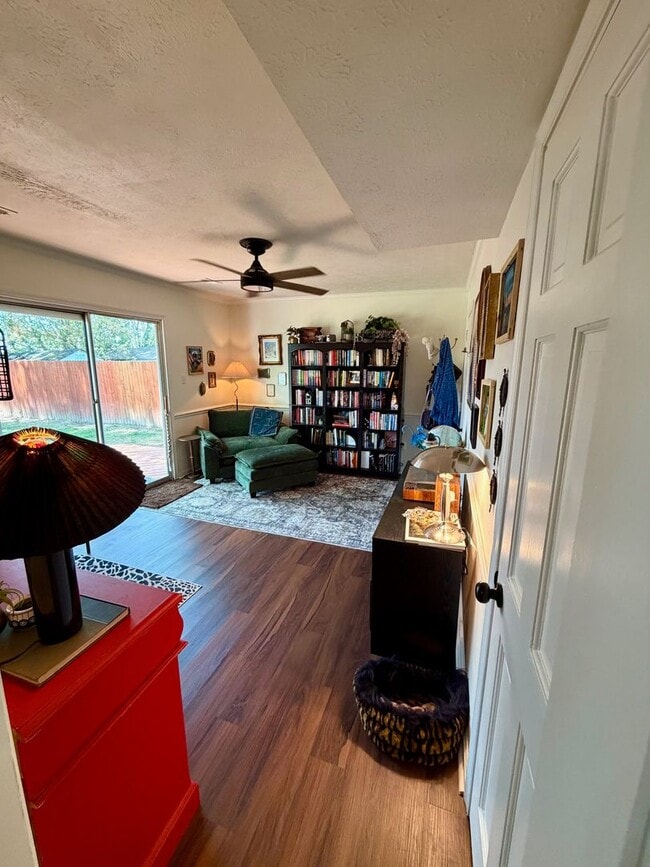 Building Photo - 4 Bed 1 Bath Home for Rent in Newport News!