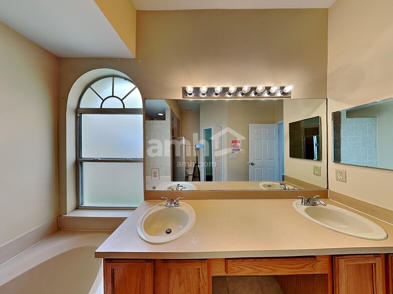 Building Photo - 1042 Raining Meadows Ln