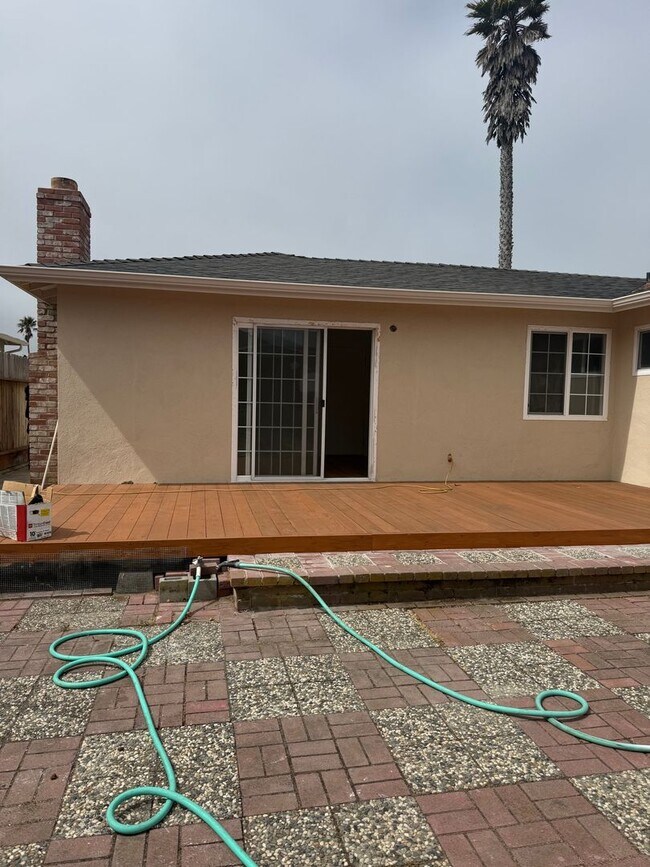 Building Photo - Beautiful Large Three Bedroom on Marina Av...