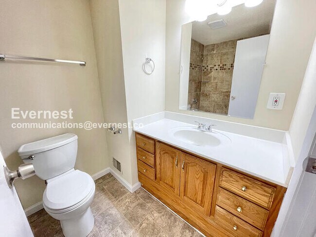 Building Photo - 3 Bed, 2.5 Bath Home with Fenced Yard & Garage / Pet-Friendly / Available Now!