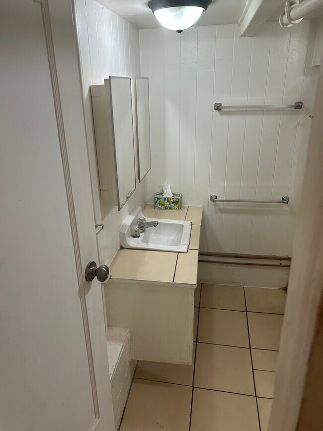 Building Photo - 1733 Hoe St