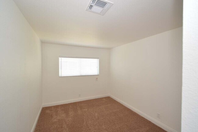 Building Photo - A Spacious and Stylish 2 Bed / 2 Ba Condo Gated Community