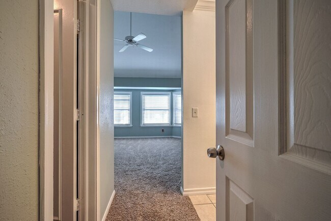 Building Photo - Beautiful 2+ Bedroom, 4 Level Townhome Wit...