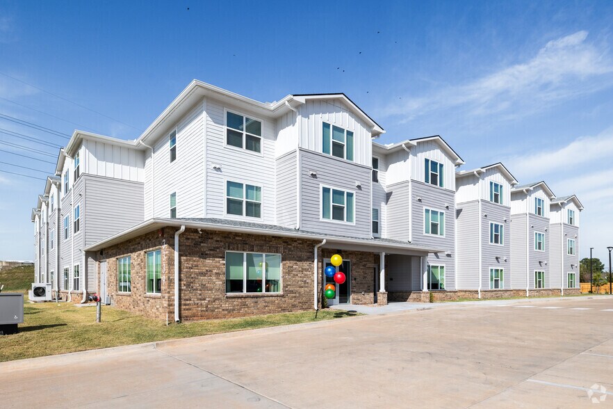 Building Photo - Hillcrest Green II