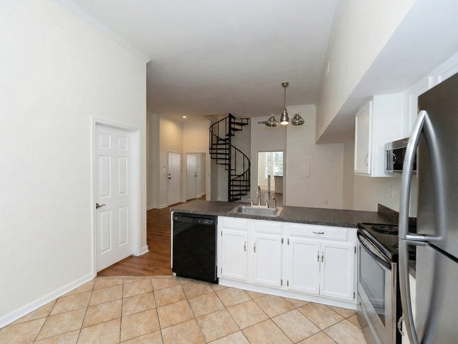 Building Photo - 235 King St