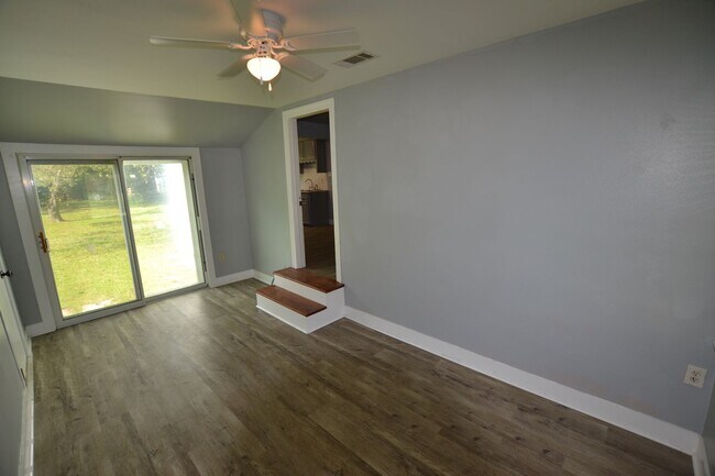 Building Photo - Updated, 3 bedroom, 2 bath home on treed lot in coveted Brownsfield Community