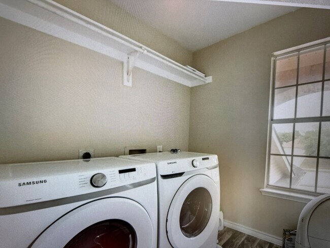 Building Photo - Lake Dallas Home!!