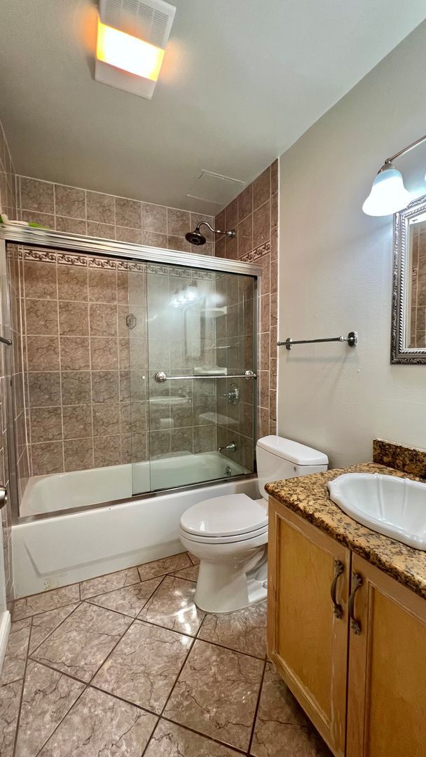 Building Photo - Well-maintained 2bd 1.5 ba  with plenty of...