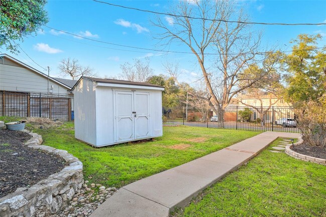 Building Photo - 3409 Lakeside Dr