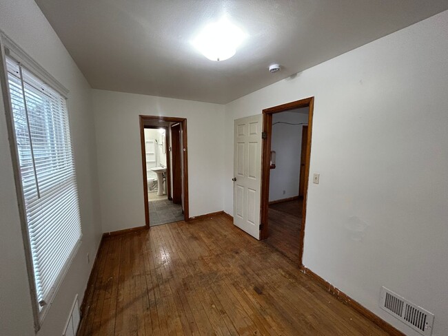 Building Photo - 1422 N 25th-2 bed/1.5 bath