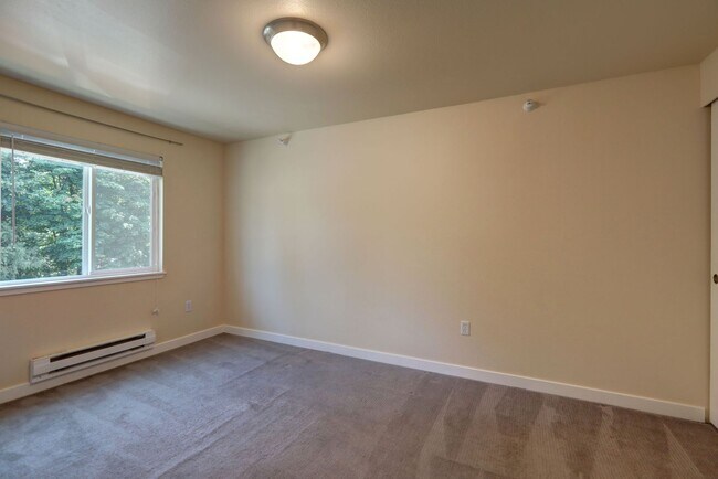 Building Photo - Spacious 2bd, 2ba Upper Unit Available in ...