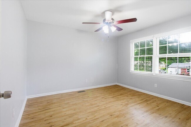 Building Photo - 208 Greenbriar Dr