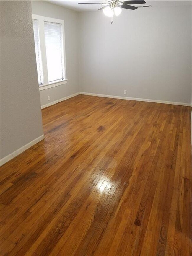 Building Photo - 4 bedroom 2 bath