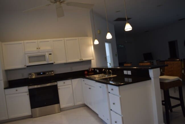 Building Photo - Fully furnished 3 bedroom 3 Bath POOL home in Sandpiper Bay