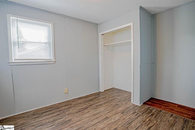 Building Photo - 105 Foster Cir