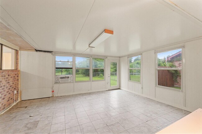 Building Photo - 746 Fawn Dr