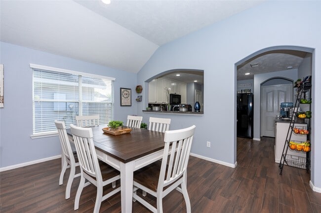 Building Photo - 10706 Plum Dale Way