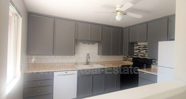 Building Photo - 524 S Victor Way