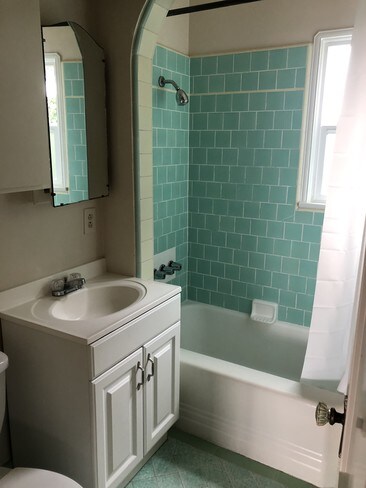 Building Photo - 914 E 68th St