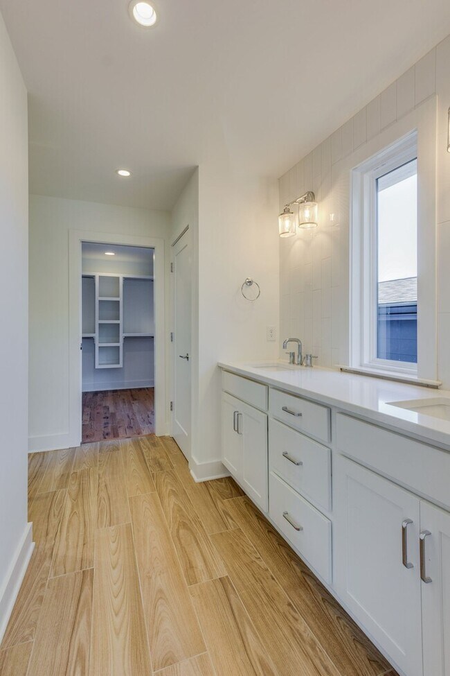 Building Photo - 1822 16th Ave N