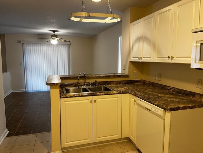 Building Photo - Town home located in Greenville