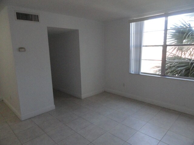 Building Photo - 1825 W 56th St