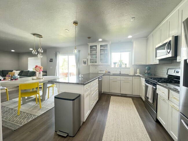 Building Photo - 15096 Honor Dr