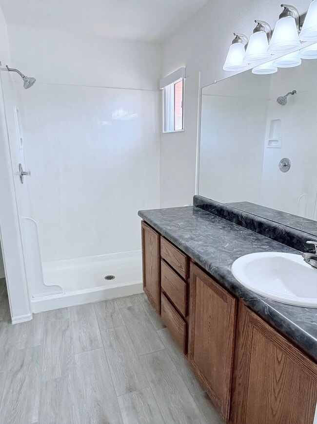 Building Photo - newly remodeled 3 bed/ 2 bath home