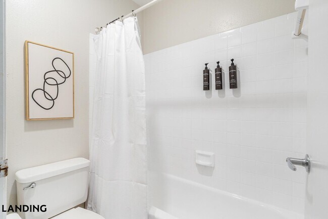 Building Photo - 1000 Palm Pl Dr NE