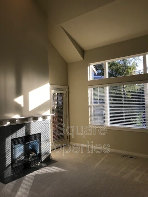 Building Photo - 13824 N Creek Dr