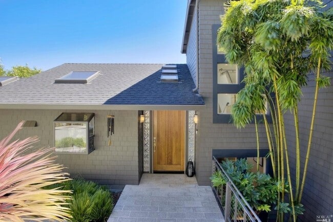 Building Photo - Beautiful Home w/ Stunning Views from Every Room! Available for Short Term Rentals Only!