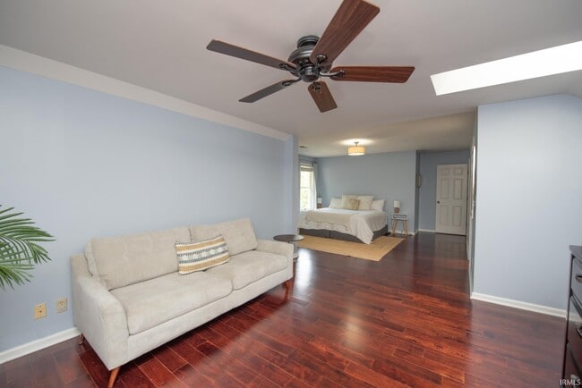 Building Photo - 3801 W Capilano Dr