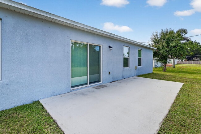 Building Photo - 657 NE Horizon Ln