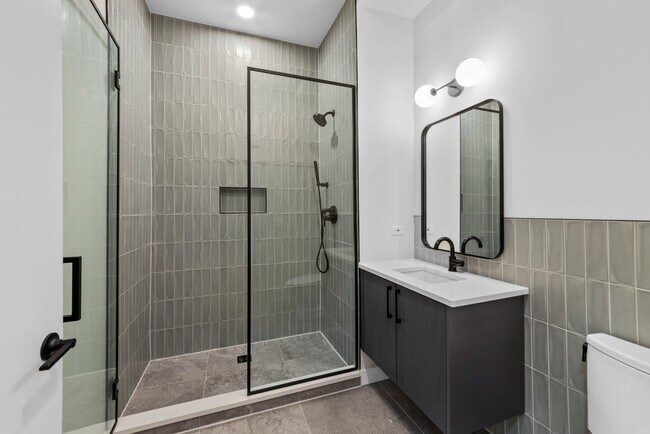 Building Photo - Premiere West Loop 1 Bed/ 1 Bath! Condo Quality Interiors! 4/1 Availability Date!