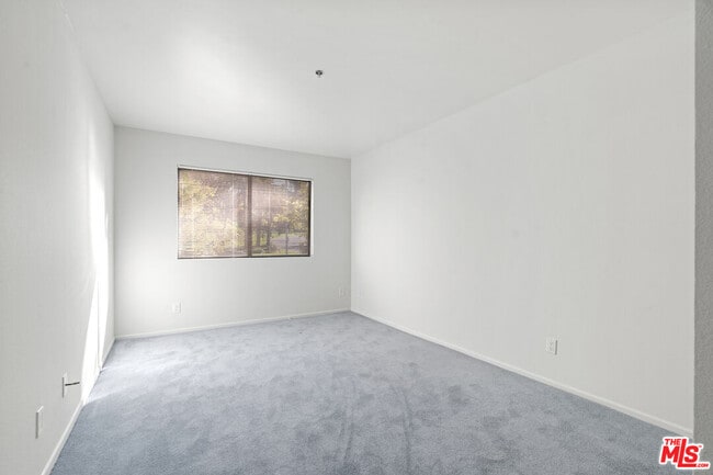 Building Photo - 501 Palisades Dr