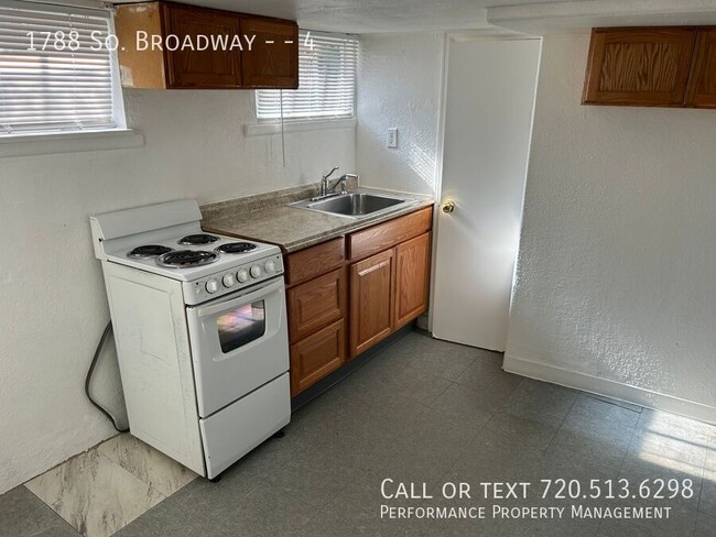 Building Photo - Perfect and Cozy on S Broadway Available f...