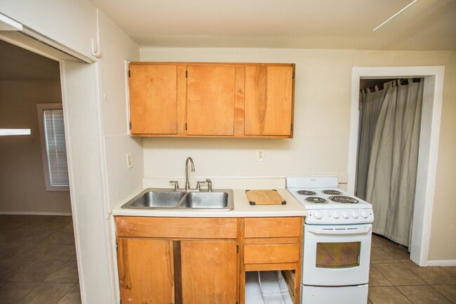 Building Photo - Lovely Rear Unit with a Yard!