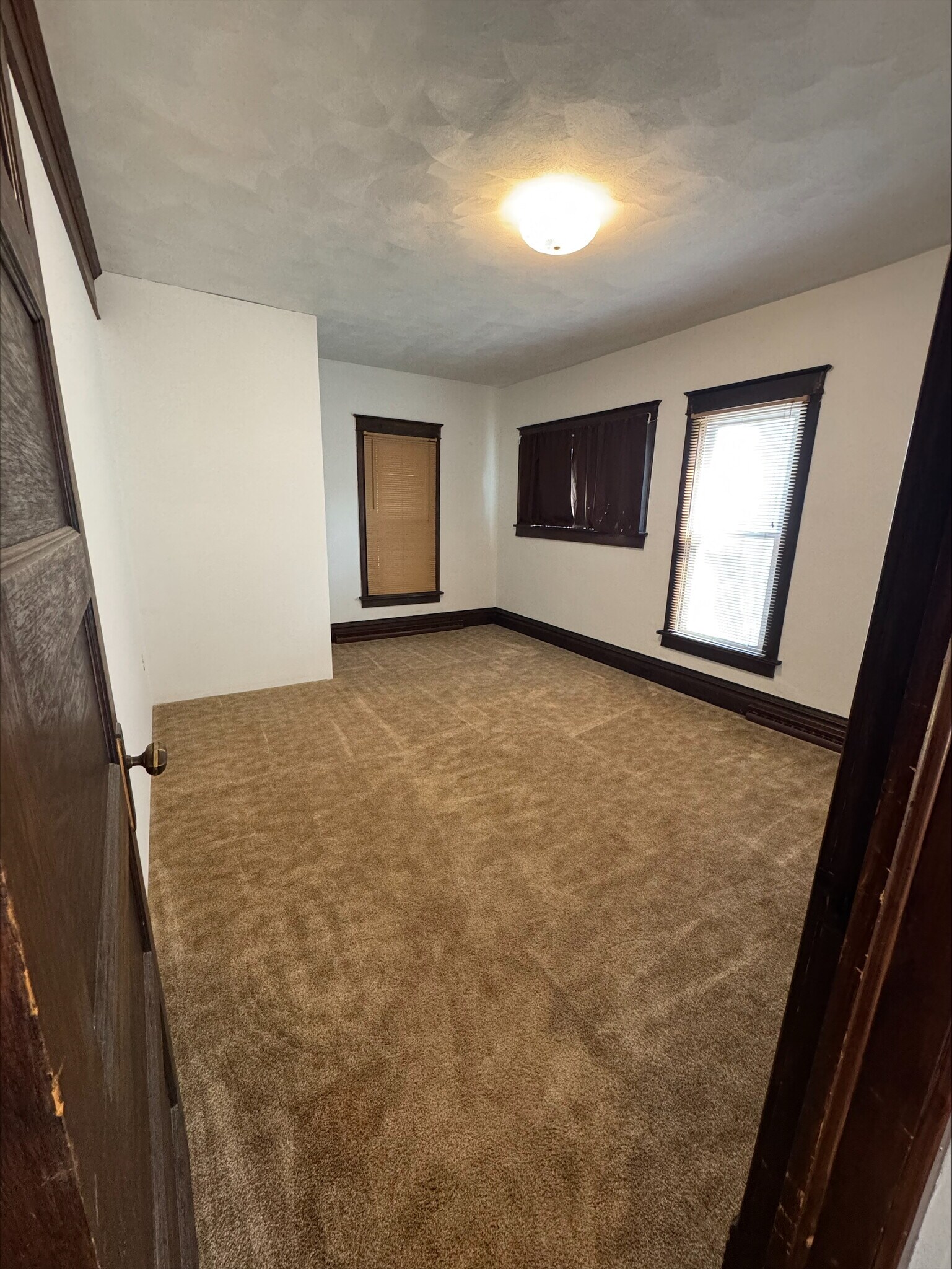 Building Photo - 410 E Conant St