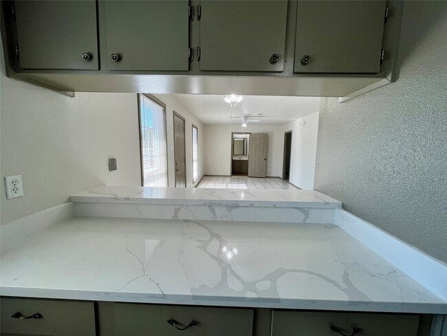 Building Photo - 1042 W Village Ct