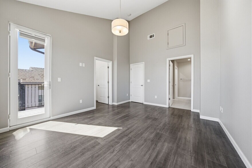 Building Photo - 817 Estancia Ter