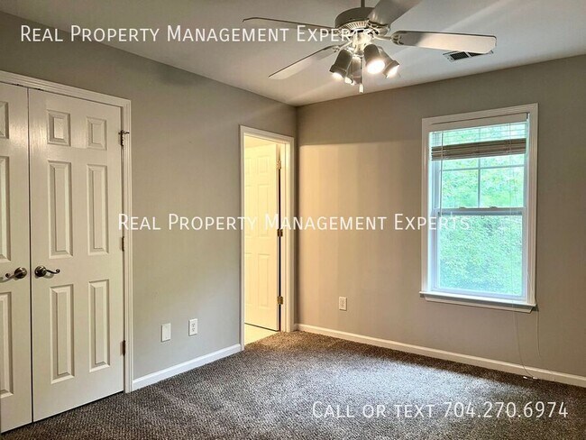 Building Photo - 6522 Point Comfort Ln