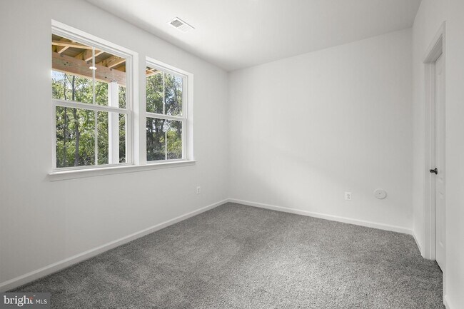 Building Photo - 643 Eastland Row