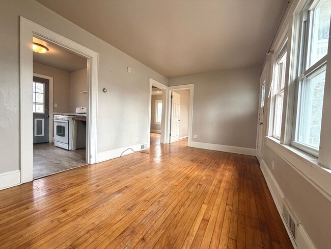 Building Photo - Cozy 2 Bedroom Single Family Home- Near Bellevue Wi