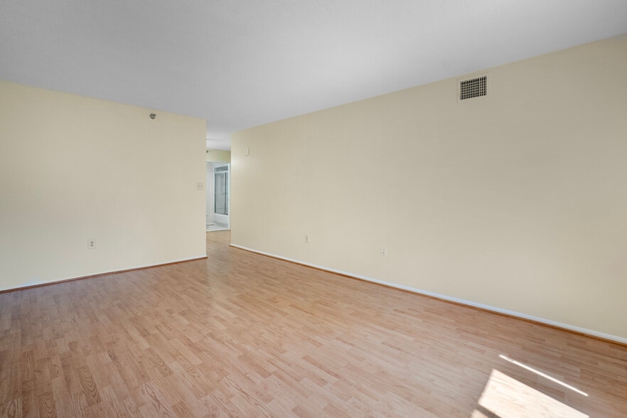 Large Primary Bedroom - 15115 Interlachen Dr