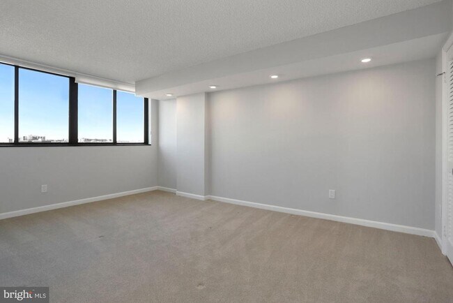 Building Photo - 1101 S Arlington Ridge Rd