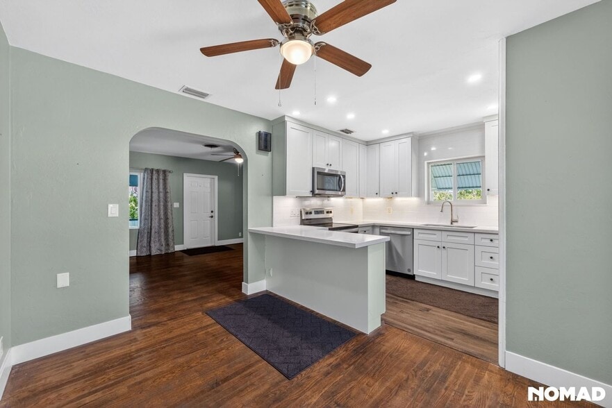 Building Photo - 601 NE 35th St