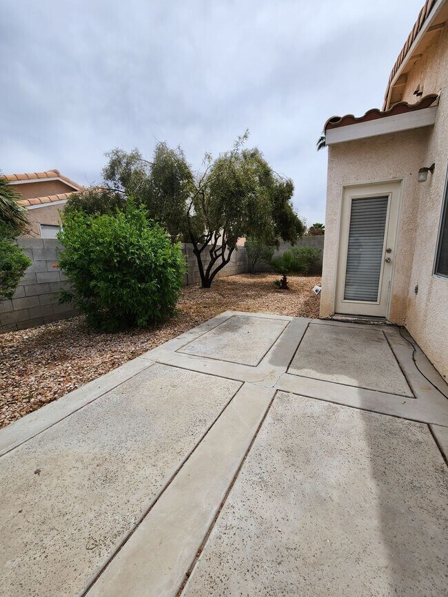 Building Photo - Silverado Ranch Single Story | 2 Bed | 2 Bath | 2-Car Garage