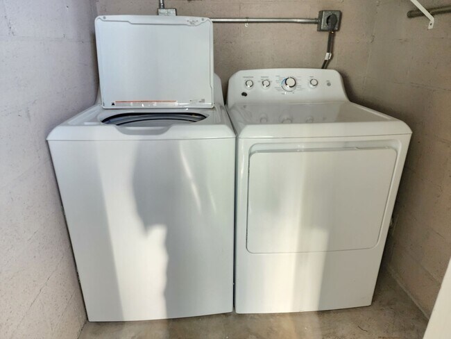 Building Photo - Magnificent 1 bedroom, 1.5 bathroom condo ...