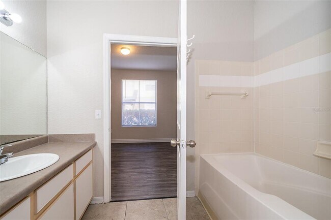 Building Photo - 5953 Westgate Dr